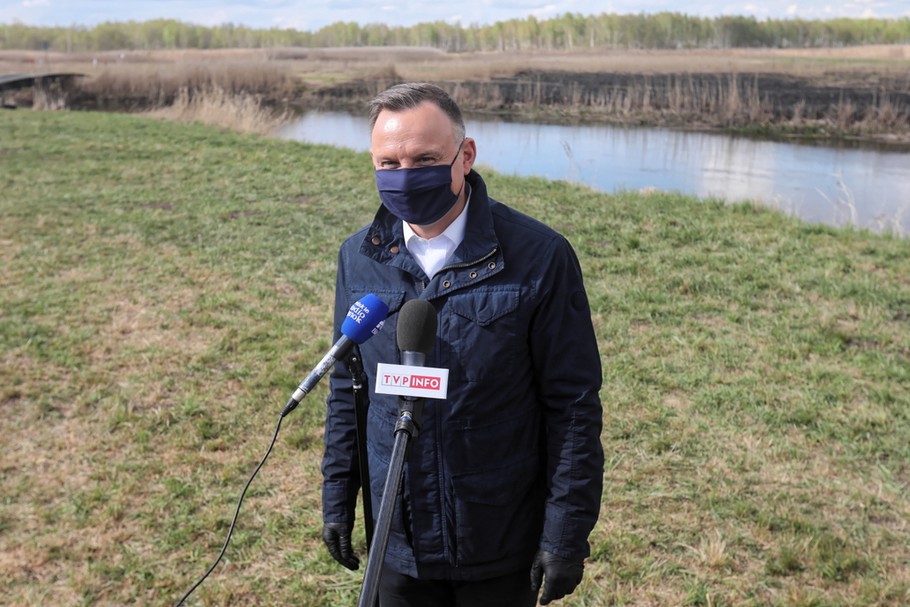 94 proc. przedsiębiorców ankietowanych przez BCC uważa, że kandydaci na prezydenta nie mieli równych szans w kampanii. Na zdjęciu prezydent Andrzej Duda we wsi Wroceń, gdzie spotkał się ze strażakami gaszącymi pożar Biebrzańskiego Parku Narodowego. 4 maja 2020 r.