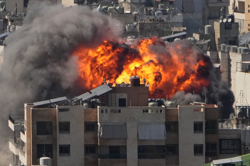 Vatrena kugla i dim nakon izraelskog napada na Dahijeh, južna predgrađa Bejruta u Libanu 9. marta