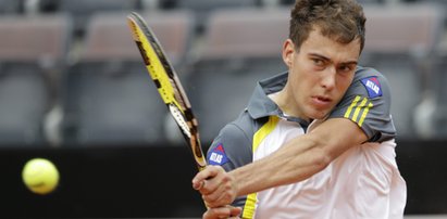 Janowicz wygrywa w trzech setach