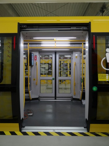 Każdy z berlińskich pojazdów typu IK składa się z czterech członów. W środku zmieści ok. 330 pasażerów, w tym 80 na miejscach siedzących. Wygodną jazdę ma zapewnić zawieszenie pneumatyczne. Składy zostały  przystosowane do potrzeb niepełnosprawnych. W środku wykorzystano energooszczędne oświetlenie. Ciekawostką jest ergonomiczna kabina maszynisty - pociągiem można kierować zarówno w pozycji siedzącej, jak i stojącej. Na zdj. Wejście do pojazdu