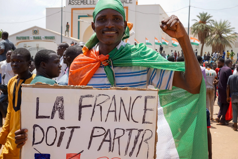 Protestujący z transparentem, na którym zapisano „Francja musi odejść” podczas protestu w Niamey, Niger, 30 lipca 2023 r.