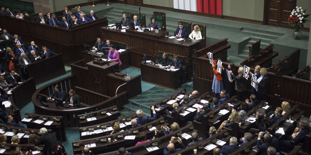 W piątek posłowie rozpatrzyli też 111 poprawek do ustawy budżetowej, zgłoszonych w drugim czytaniu, przyjmując 15 z nich autorstwa PiS. Sejm nie poparł też ponad 460 wniosków mniejszości, które były złożone wcześniej, jako poprawki do projektu ustawy.