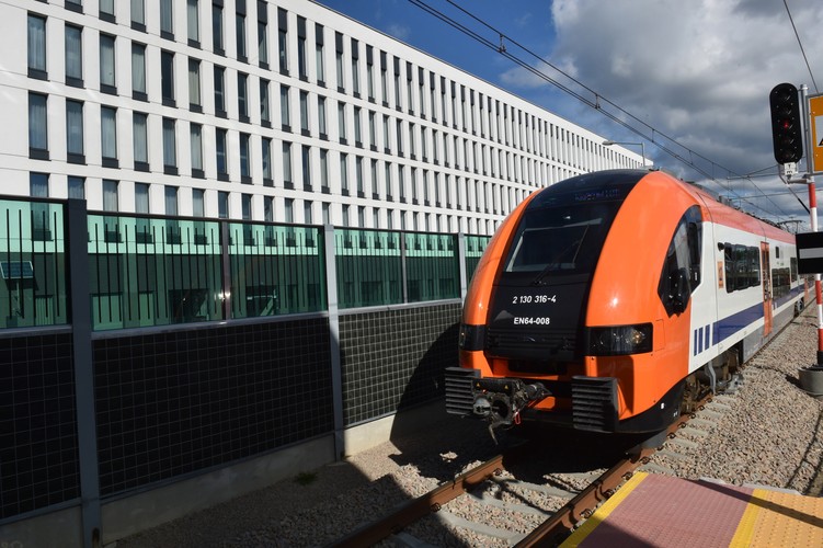 'W ramach trwającego już drugiego etapu budowana jest nowa część budynku, wypełniająca przestrzeń pomiędzy starym a nowym obiektem oraz przebudowywana dawna sala odbioru bagażu, w której powstaną stanowiska odpraw check-in. Etap trzeci zakłada modernizację obecnie funkcjonującego terminalu oraz rozbudowę elewacji frontowej w kierunku zachodnim. Docelowo obie części terminalu zostaną połączone w jedną bryłę. Zakończenie wszystkich prac planowane jest na rok 2016' - czytamy dalej. <br><br> (jb/cat) PAP/Jacek Bednarczyk