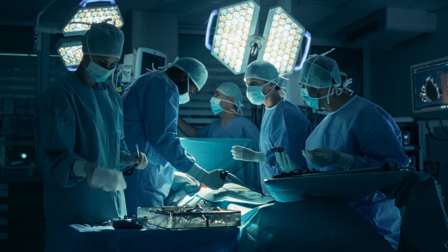 Pacienti, ktorí počas operácie počúvali hudbu, sa plynulejšie prebúdzali z anestézie. (ilustračné foto)