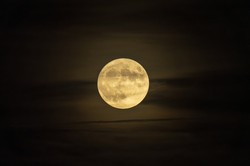 Nie tylko zmiana czasu. W nocy z soboty na niedzielę warto spojrzeć w stronę Księżyca