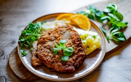 idealne-schabowe-z-mizeria-i-pieczonymi-ziemniakami