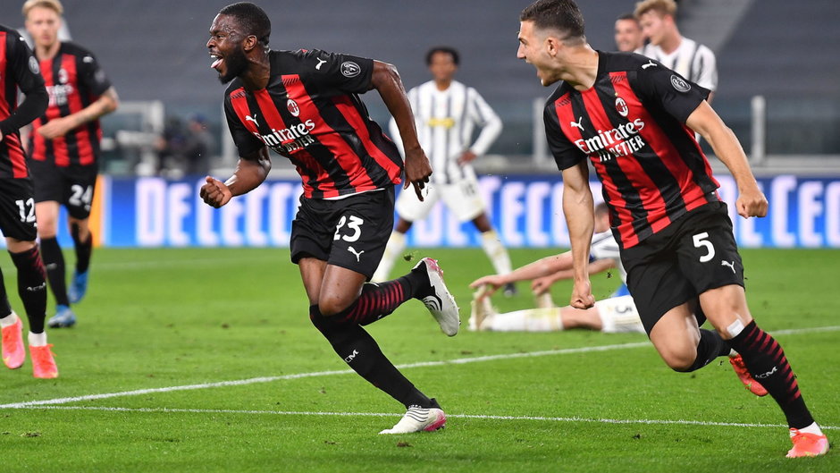 Fikayo Tomori (L) cieszy się po strzeleniu gola na 3:0 dla Milanu