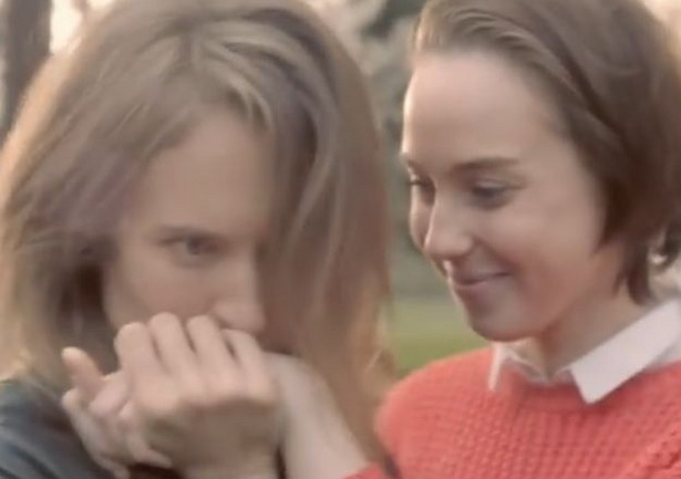 Dzień z życia lesbijek w spocie. Abp Depo: Film narusza polskie prawo WIDEO