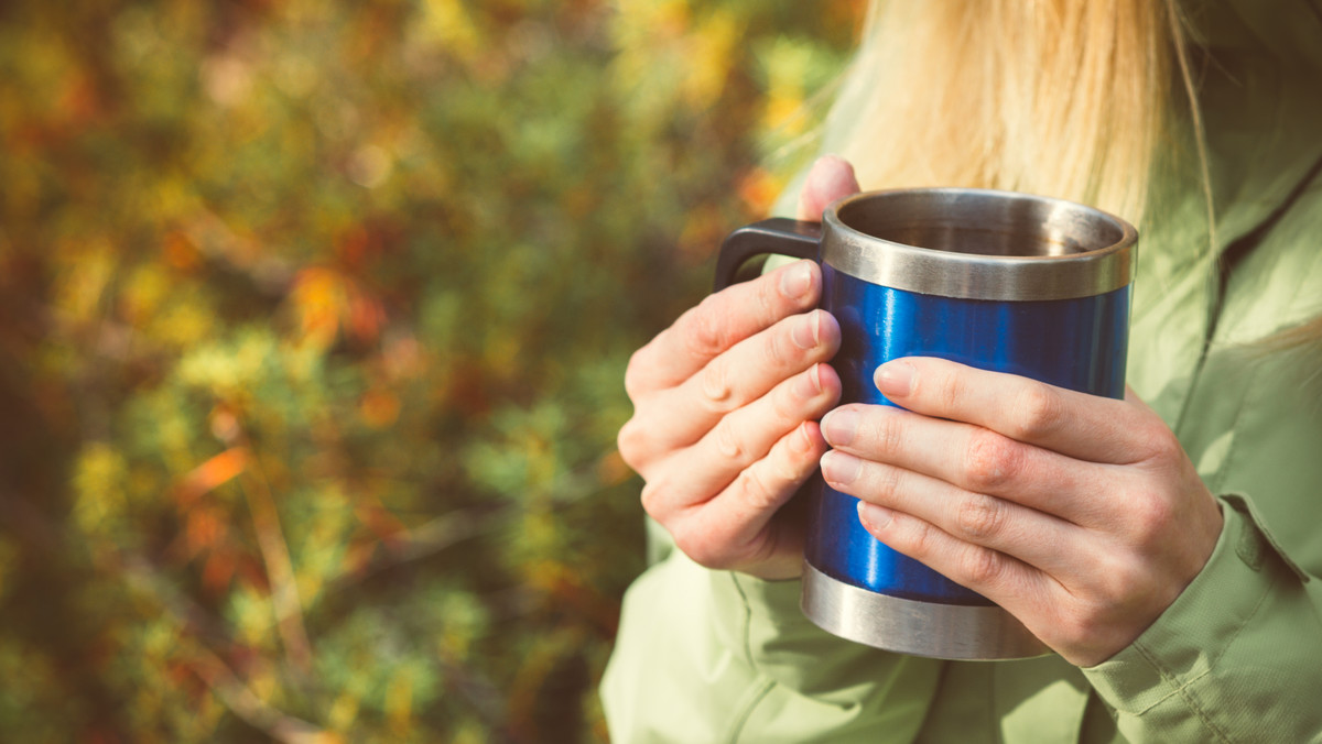 Kubek termiczny jest jednym z tych akcesoriów, w które warto się zaopatrzyć na jesień. Dzięki niemu gorącą kawę lub herbatę można mieć zawsze przy sobie.