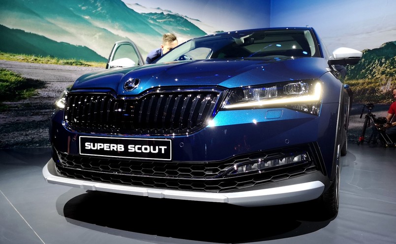 Odświeżona Skoda Superb - także w uterenowionej wersji Scout - pojawi się w Polsce w sprzedaży w trzecim kwartale 2019 roku