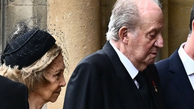 Zhańbiony król pojawił się na pogrzebie Elżbiety II. Hiszpańska partia krytykuje jego zaproszenie