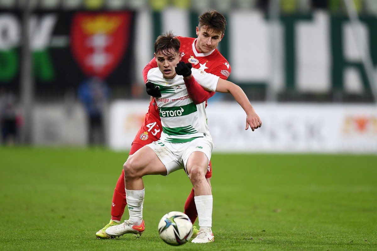 Zawodnik Lechii Gdańsk Conrado (przód) i Dawid Szot z Wisły Kraków podczas meczu 24. kolejki piłkarskiej Ekstraklasy