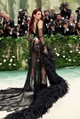 Dua Lipa Marc Jacobs ruhája egy igazi különlegesség volt a 2024-es Met-gálán.