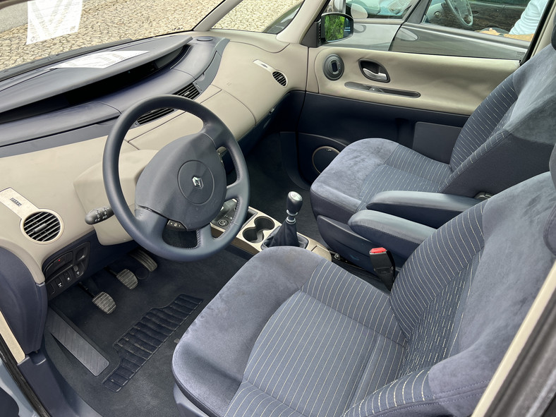 Renault 4. generacji — wnętrze (2002) 