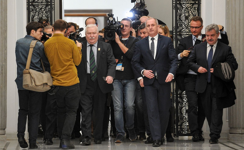 Posłowie i senatorowie Platformy powitali byłego prezydenta oklaskami; odśpiewali też hymn Polski.