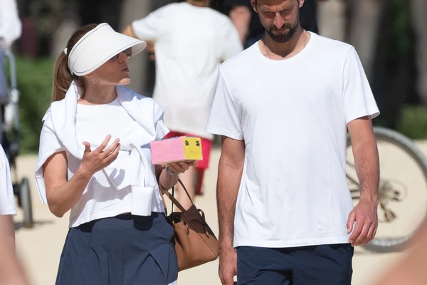 PAPARACO FOTKE! NOVAK I JELENA SA TAROM I STEFANOM U MARBELJI Svi gledaju kako su se OBUKLI - BRAČNI PAR MAKSIMALNO USKLAĐEN, a jedan detalj sa MOBILNIM TELEFONIMA bode oči