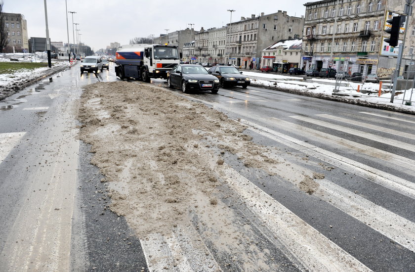 wywrotka zgubiła ładunek