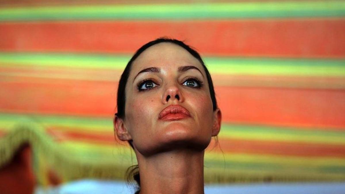Angelina Jolie patrzy w górę