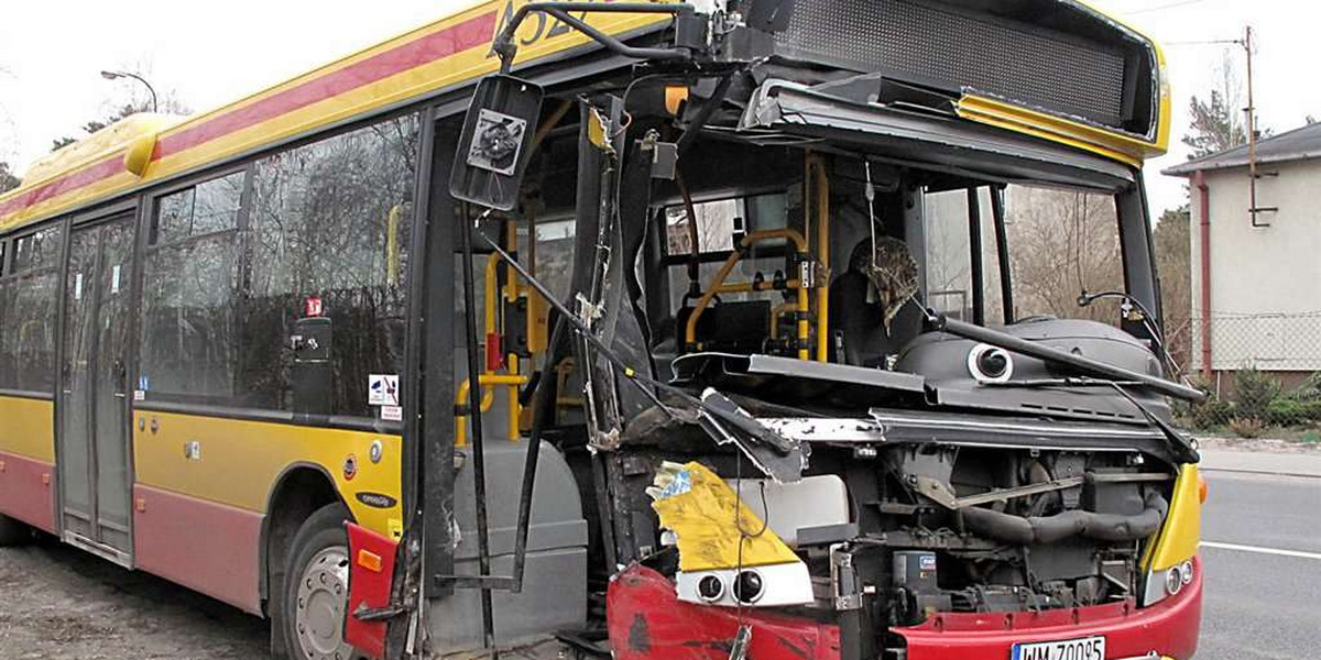 Groźny wypadek w Wesołej. Autobus komunikacji miejskiej staranował drzewo. Cztery osoby są ranne