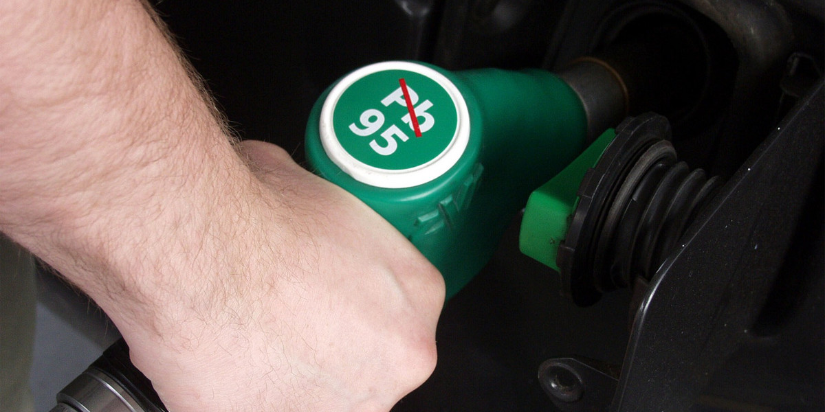 Początek kwietnia ma przynieść podwyżki cen na stacjach paliw za sprawą wzrostu notowań ropy naftowej i umacniającego się dolara