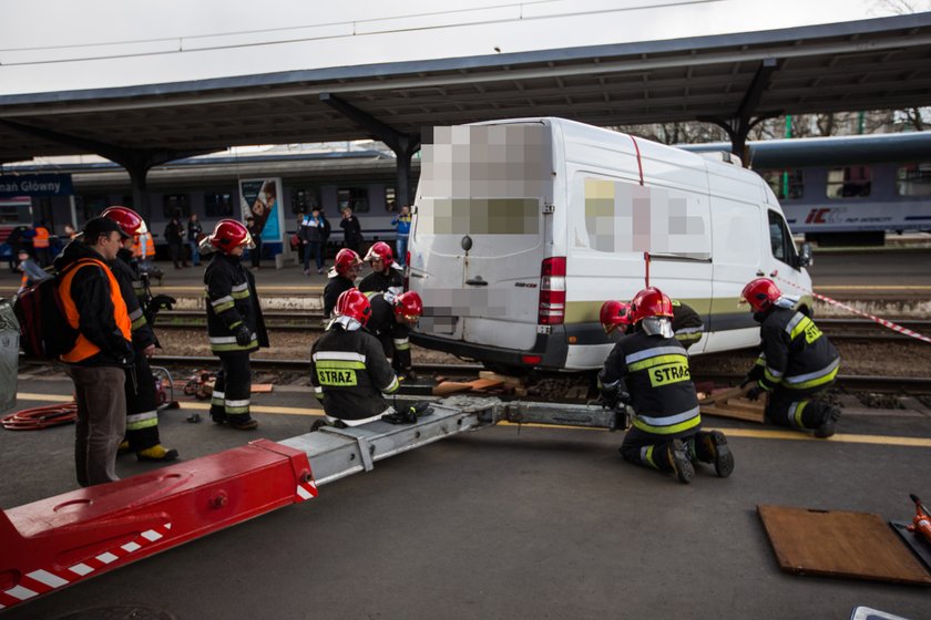 Bus wyladował na torach