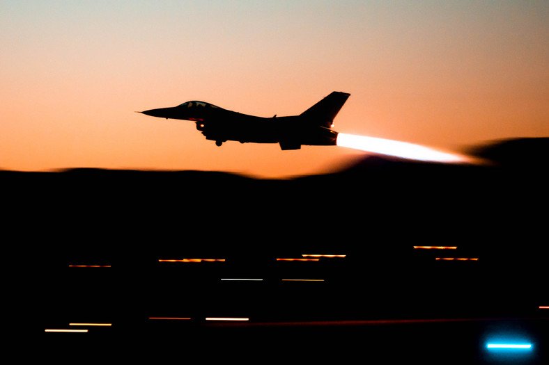 F-16 podczas nocnego startu z bazy lotniczej Luke w Arizonie, 24 maja 2023 r.