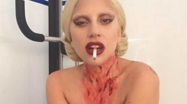 Botrány! Vérben tocsogva villantott mellet Lady Gaga - fotó!