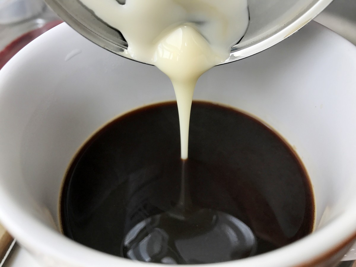 Ten smaczny i bardzo popularny dodatek do kawy szkodzi metabolizmowi! To cukrowa bomba, która obciąża trzustkę i prowadzi do otyłości