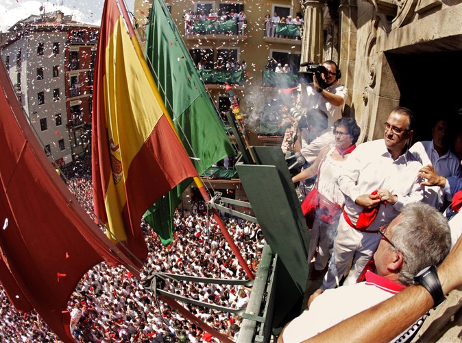 Fiesta rozpoczęła się tradycyjnym wystrzałem z racy na placu przed ratuszem