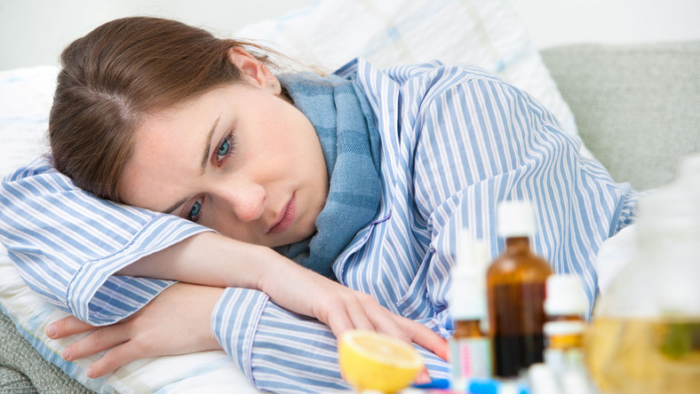 Chora kobieta, grypa, przeziębienie, koronawirus