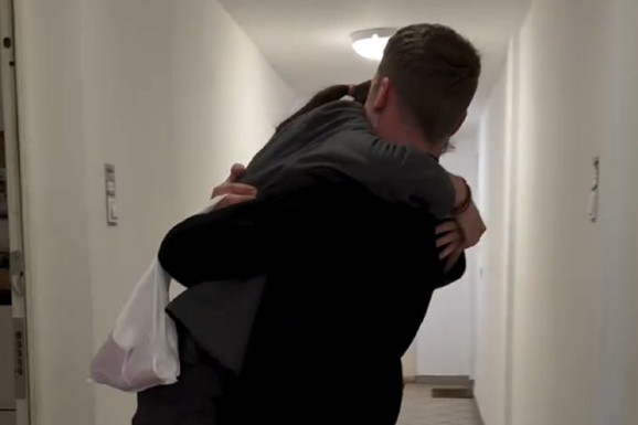 "OVO NE MOŽE DA SE KUPI" Aleksandar Radojičić do ušiju zaljubljen u prezgodnu Turkinju, NOSI JE KROZ ZGRADU DO STANA: Ona ga čvrsto grli, sve pršti od ljubavi (VIDEO)