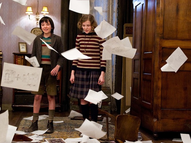 Uszkodzone urządzenie mechaniczne, ekscentryczna dziewczynka oraz nieprzyjazny właściciel sklepu z zabawkami otwierają przed małym bohaterem drzwi do świata przygód