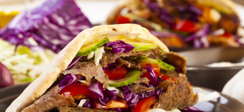 Jak kebab stał się polskim daniem narodowym? Przybysze z Bliskiego Wschodu go spolszczyli