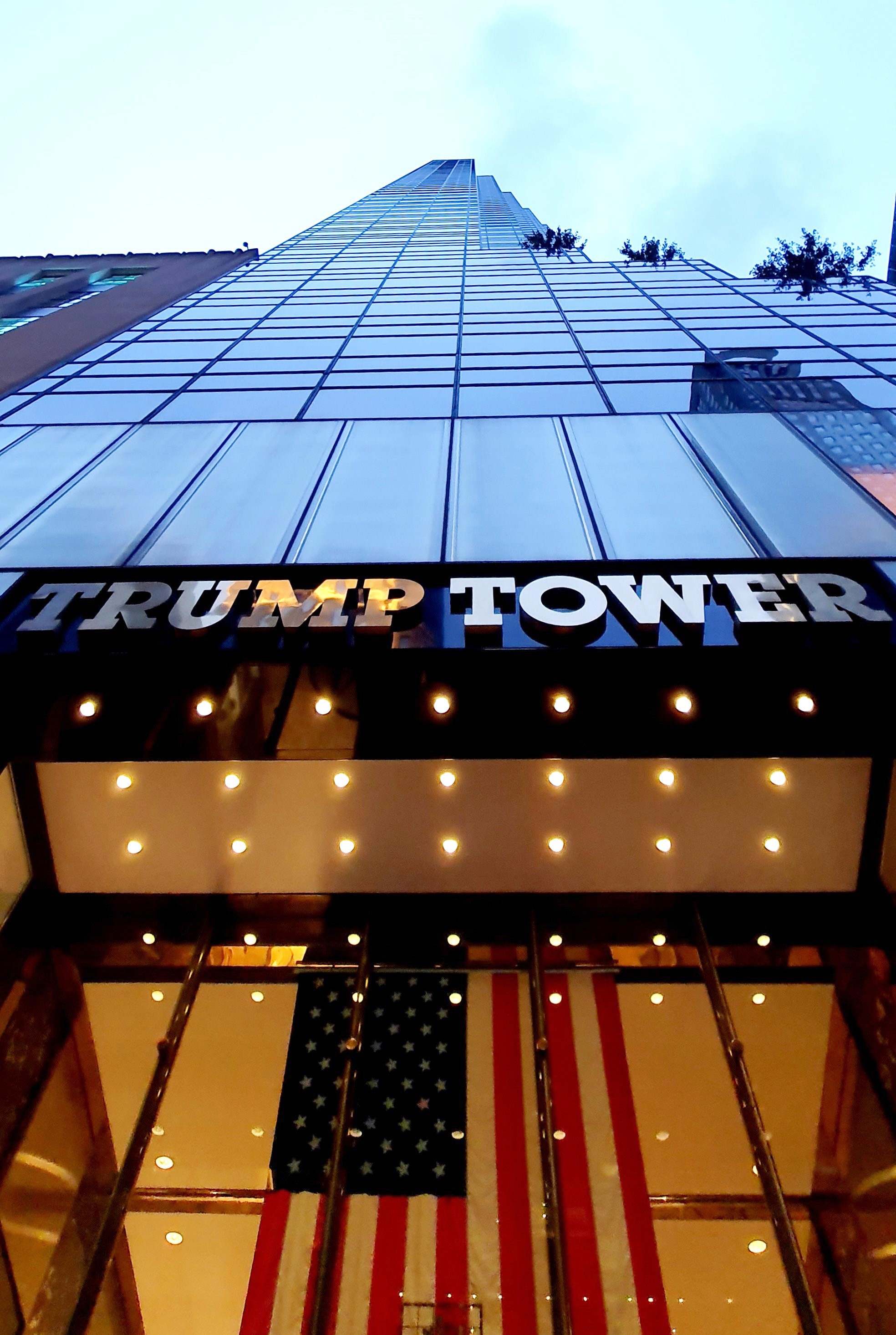 Fasáda mrakodrapu Trump Tower na ulici Piata avenue v New Yorku.