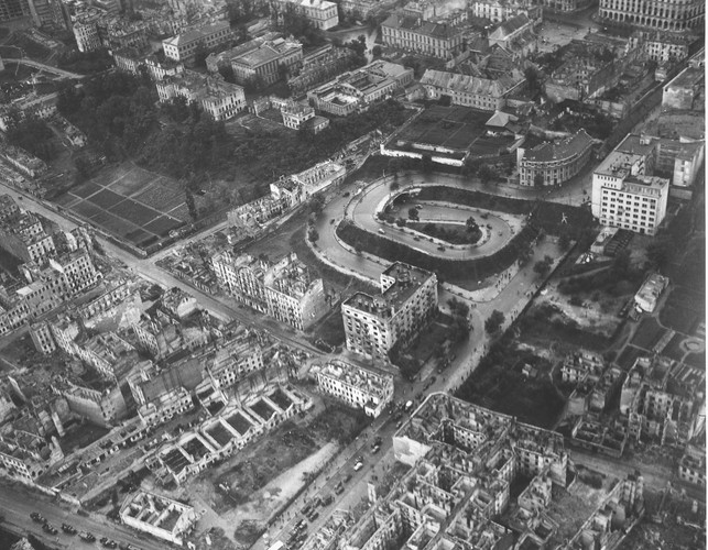 Fotografia lotnicza Warszawy wykonana w 1945 roku, prawdopodobnie z pokładu radzieckiego samolotu