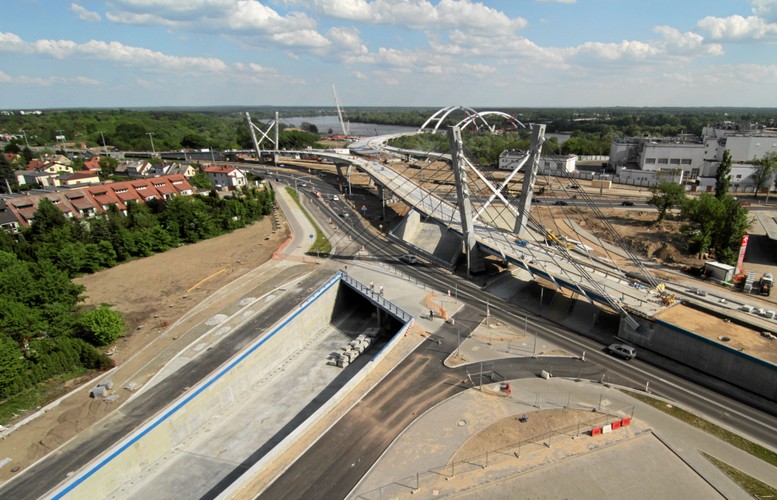 Prowadząca przez przeprawę droga posiadać będzie dwie jezdnie po dwa pasy ruchu w każdym kierunku jazdy oraz pełną infrastrukturę: zatoki autobusowe, chodniki, drogę rowerową, oświetlenie i odwodnienie.