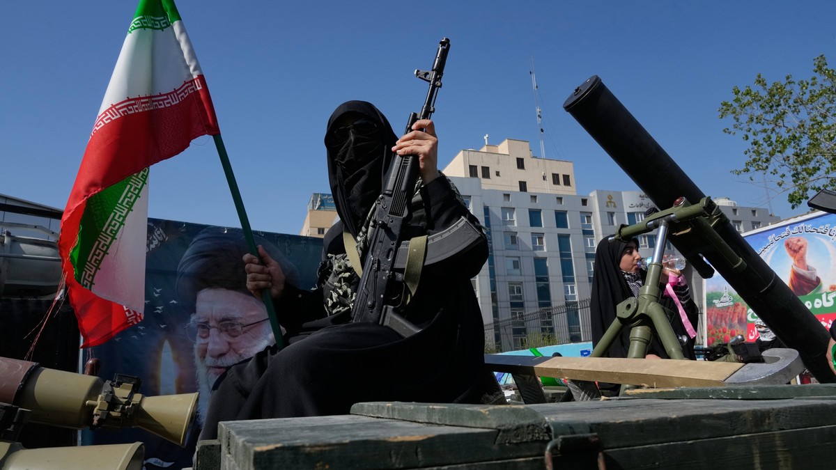 Pripadnica paravojne jedinice Basidž, povezane sa Iranskom revolucionarnom gardom