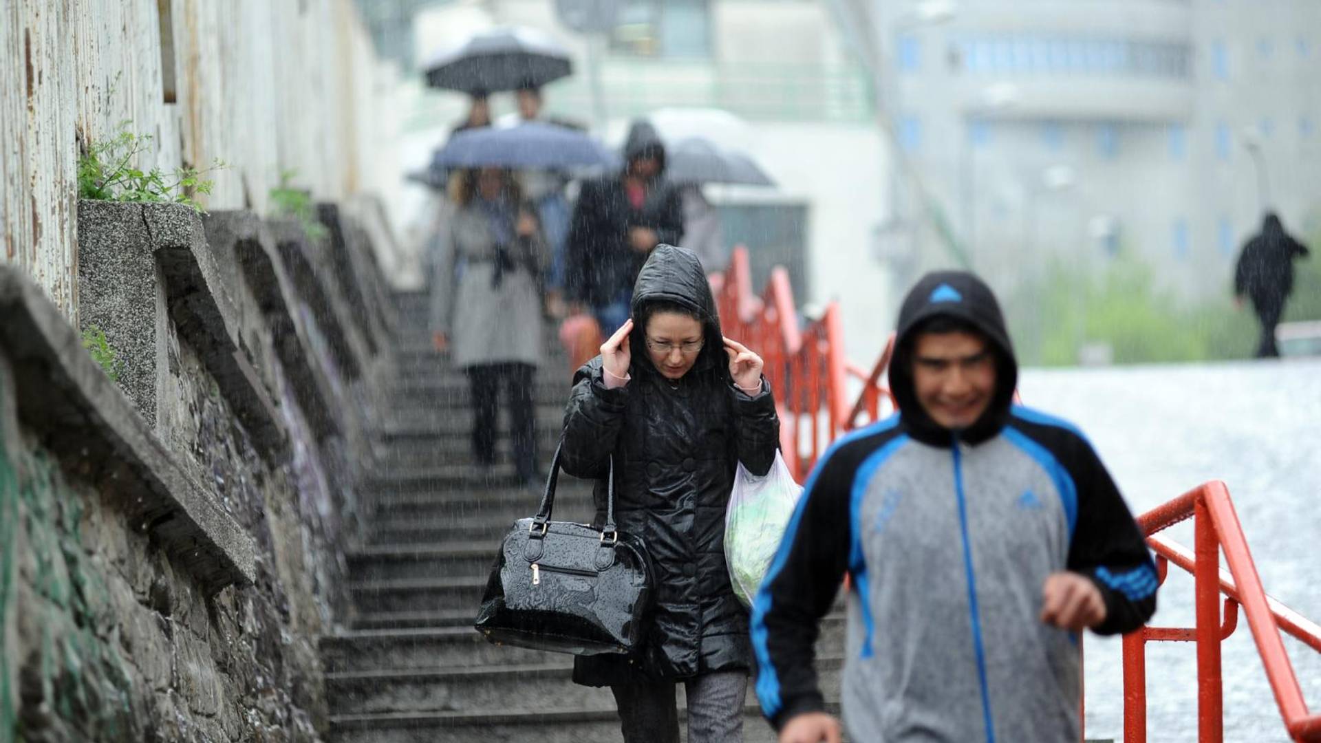 Narandžasti alarm: Kreću pljuskovi i grad, kiša će nam doći glave