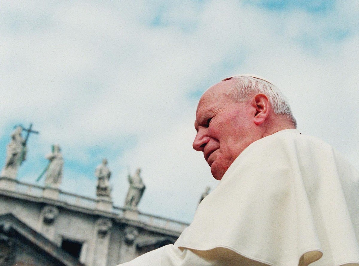 Jan Paweł II sfotografowany 5 października 1996 podczas audiencji generalnej w Watykanie
