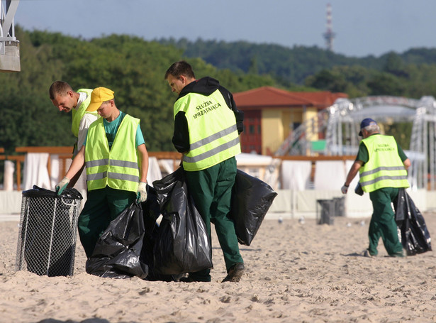 Czysta plaża tylko dla posłów