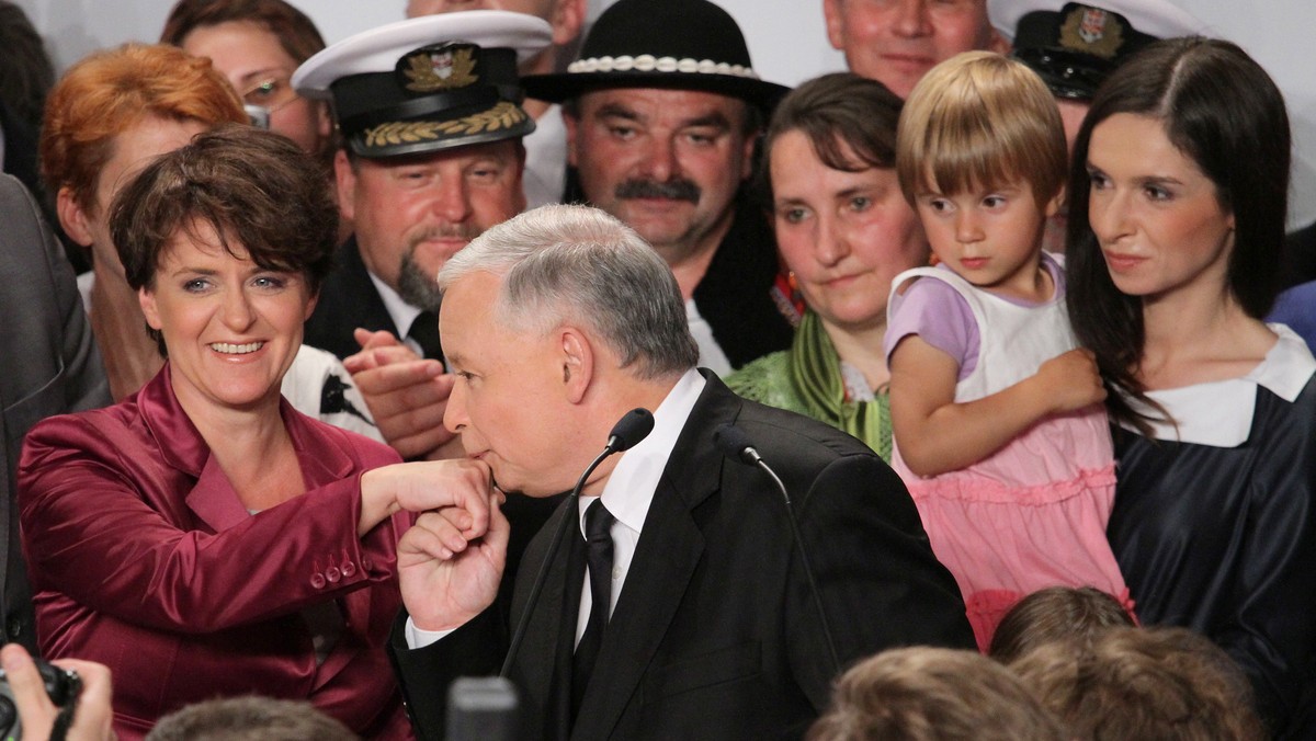 Joanna Kluzik-Rostkowska i Jarosław Kaczyński podczas wiecu wyborczego, fot. PAP/Paweł Supernak