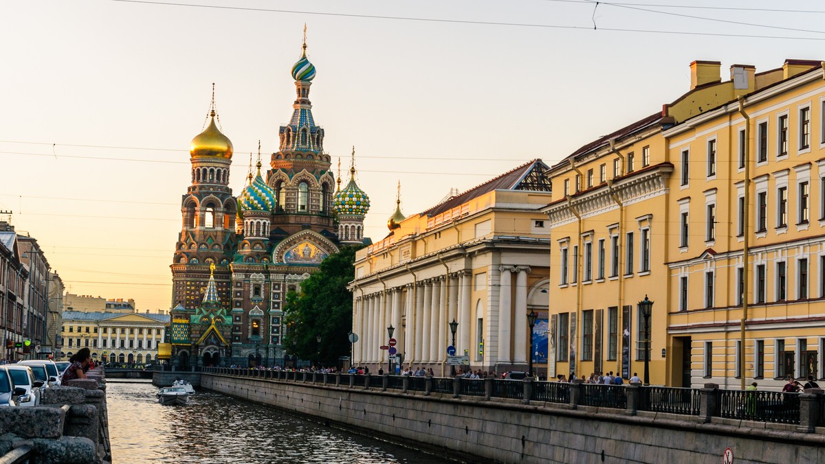 Sankt Petersburg, miasto carów i rewolucji, a dziś światowa stolica turystyki, klimatyczne miejsce, nonszalanckie i obojętne wobec tego, co dzieje się w Moskwie, stało się areną buntu przeciwko władzy i jedynym wielkim miastem, gdzie opozycja ma jeszcze prawo głosu. Dlaczego tu jest tak inaczej?