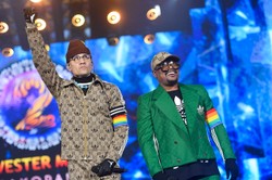 "PiS jest partią tolerancji". Sylwester marzeń z Dwójką i tęczowymi opaskami