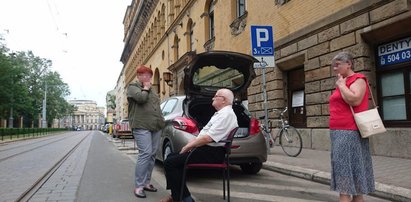 Bezduszność pogotowia! Emeryt wycieńczony bólem 4 godziny czekał na karetkę