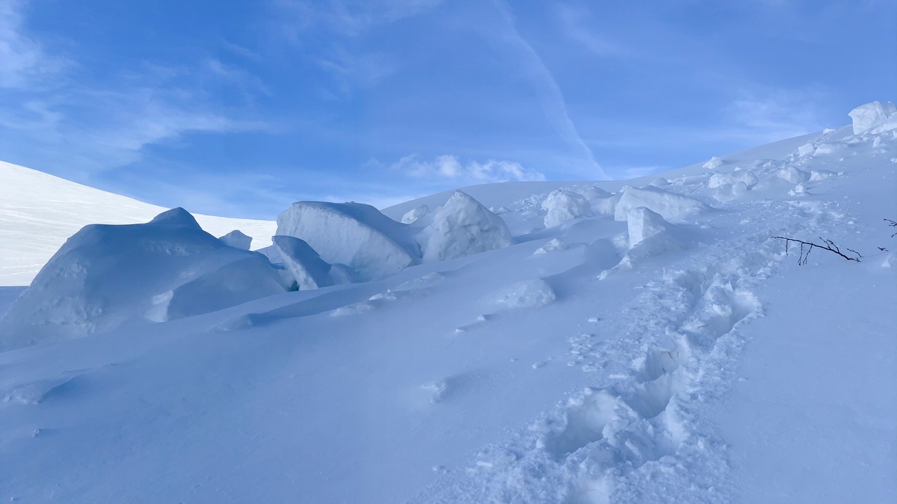 Vo vysokých polohách Tatier platí mierne lavínové nebezpečenstvo. (ilustračné foto)