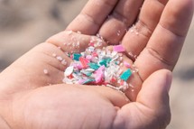 Mikroplastik w twoim ciele. Naukowcy biją na alarm - co już wiemy i jak się chronić?