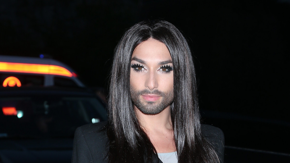 Conchita Wurst przeszła zaskakującą metamorfozę. Na zdjęciu, które wrzuciła do sieci, w ogóle nie przypomina siebie. Ciężko jest rozpoznać Conchitę Wurst w takim wydaniu. Zmiana jest naprawdę duża.