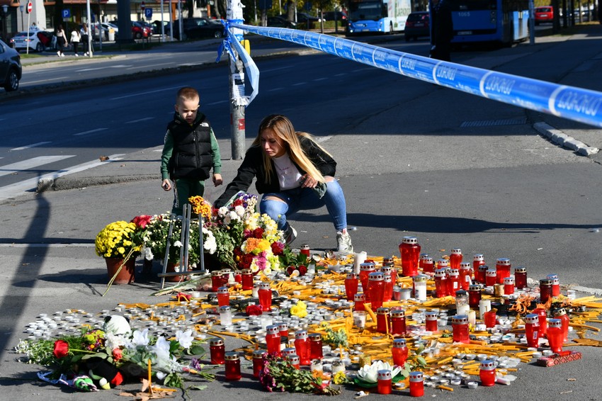 U Novom Sadu ceo dan građani pale sveće za stradale