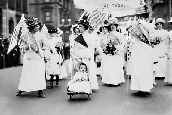 Sufrażystki maszerujące przez Nowy Jork w 1912 r.