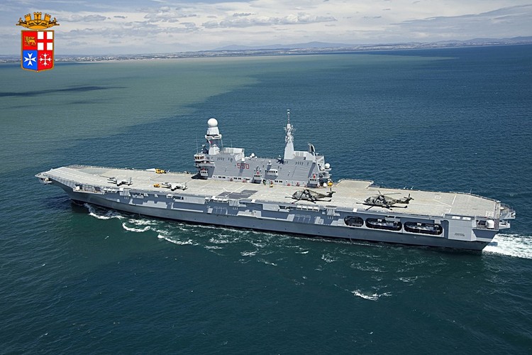 Włosi zorganizowali premierę na lotniskowcu Cavour